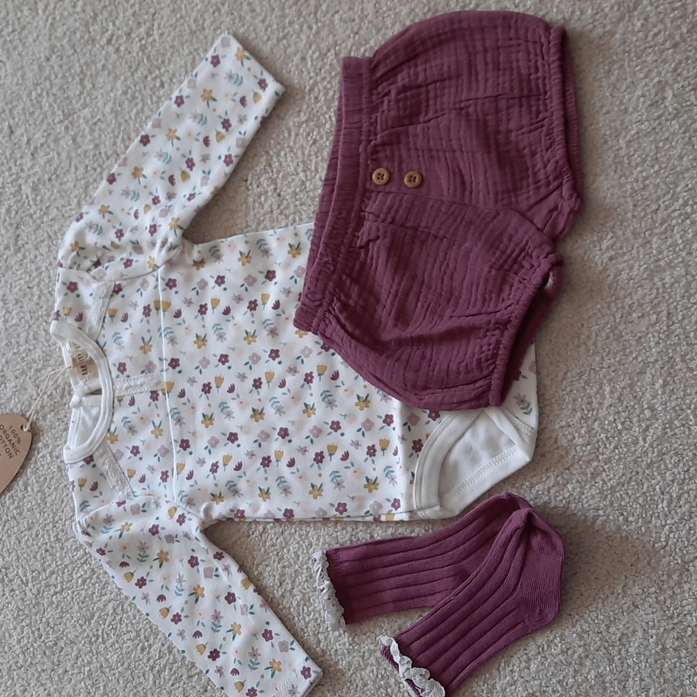 100% organic cotton 3 piece set. Bodysuit, bloomers,  socks.